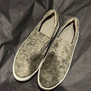 J Slides Camo Leather Platform Sneakers Size 7.5 NEW